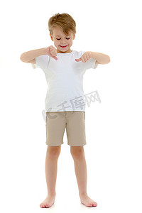 一个身穿纯白T恤的小男孩手指着她。