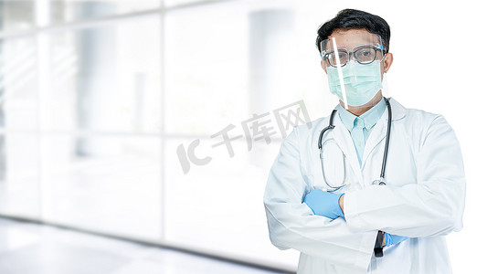 护士戴口罩摄影照片_亚洲医生戴面罩和 PPE 服新常态检查病人保护安全感染 Covid-19 Coronavirus 在检疫护理医院爆发；