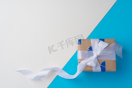 蓝色背景带丝带的礼品盒顶部视图