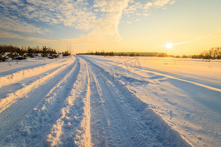 日落时的乡村冬季道路