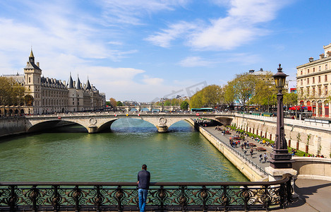 巴黎/法国 — 2019年4月6日：巴黎美丽的城市景观和塞纳河上的圣米歇尔桥