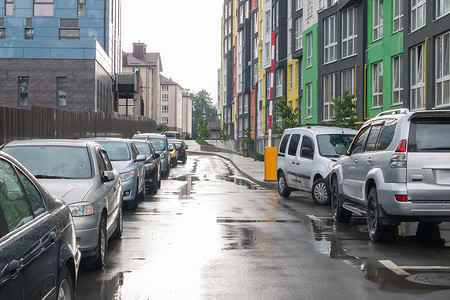 雨天的城市街道上没有人停放着汽车。