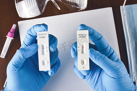 医务人员比较 Covid-19 抗原快速检测试剂盒在桌面和实验室配件背景下的阳性和阴性检测结果，冠状病毒感染保护概念