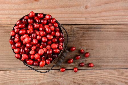 木桌上桶中的小红莓