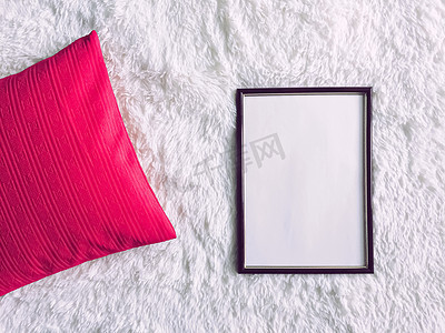黑色木框和粉色枕头，用于印刷模型、豪华家居装饰和室内设计、海报和可印刷艺术