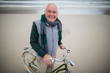 沙滩上骑自行车的老人肖像