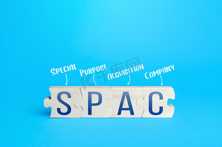 缩写为 SPAC（特殊用途收购公司）的木制拼图块。