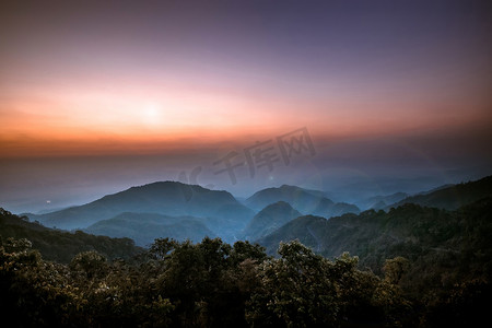 卡通梦幻深林摄影照片_早晨美丽的日出，位于国家公园深林山谷上方的顶视点，带有镜头耀斑。