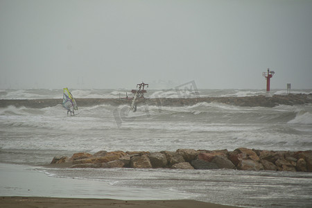 人们在暴风雨天玩帆板