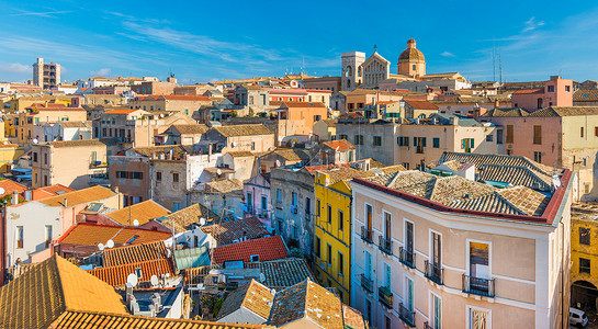 卡利亚里 — 意大利撒丁岛：撒丁岛首都老市中心的城市景观，广角全景，从屋顶欣赏