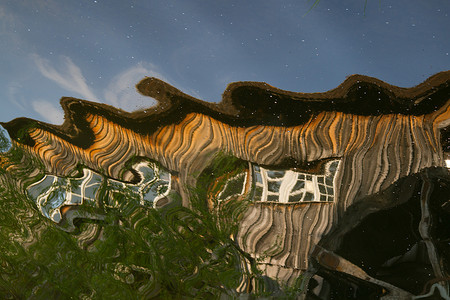 阿尔萨斯生态博物馆木屋的倒影