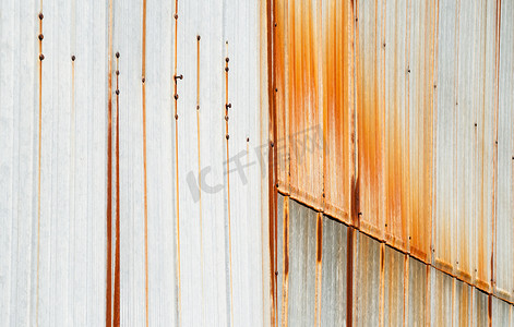 金属线条摄影照片_带有垂直锈迹的金属壁板。