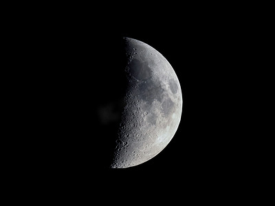 月亮上摄影照片_用望远镜看到的上弦月