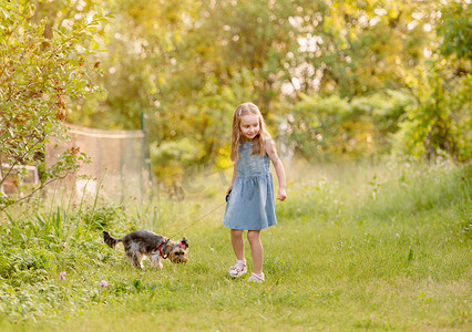 乡下牵着狗跑的小女孩