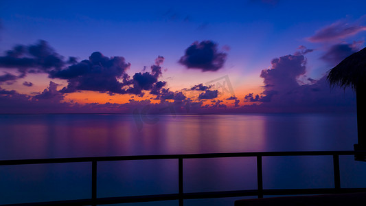 红色拍摄场景摄影照片_从马尔代夫的甲板上长时间曝光拍摄