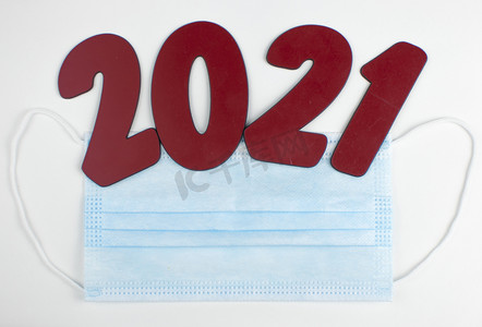2021 年新年快乐。2021 号，白色背景，带医用面具。