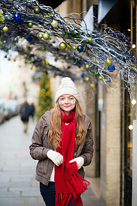 巴黎街头摄影照片_圣诞节在巴黎街头行走的女孩