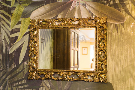 墙上挂着金框的豪华复古镜子。