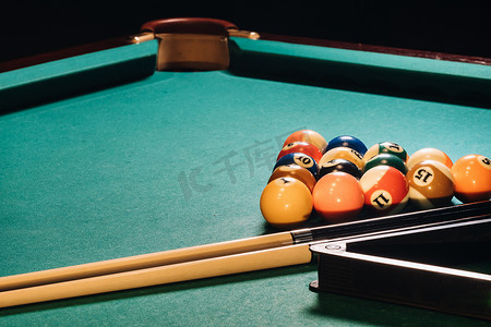 台球背景摄影照片_台球俱乐部里有绿色表面和球的台球桌。台球比赛