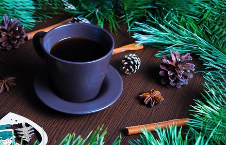 与咖啡杯、圣诞树和 c 的圣诞新年概念