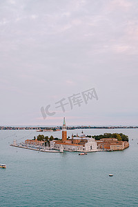 从巨大的大教堂钟楼鸟瞰圣乔治马焦雷的圣马可钟楼是意大利北部威尼斯泻湖最著名的岛屿之一。