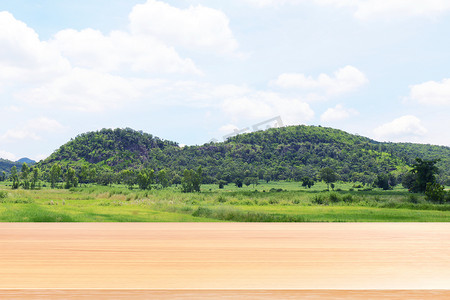 模糊山岭和软林树背景上的木板，农田稻田景观天空背景上的空木桌地板，农业区自然上空的木桌板