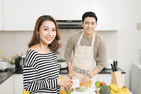 亚洲妻子在家里的厨房里等着食物