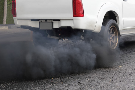道路上汽车排气管造成的空气污染