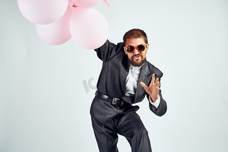 商务男士粉色气球办公室派对浅色背景