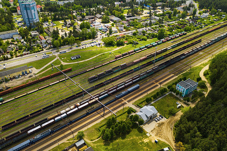 铁路轨道和汽车的空中摄影 汽车和铁路的顶视图 明斯克 白俄罗斯