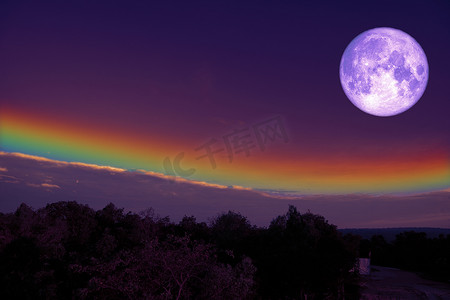 小夜空摄影照片_满奶血月剪影山和夜空彩虹