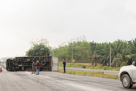 道路上的卡车事故导致汽车卡车相撞