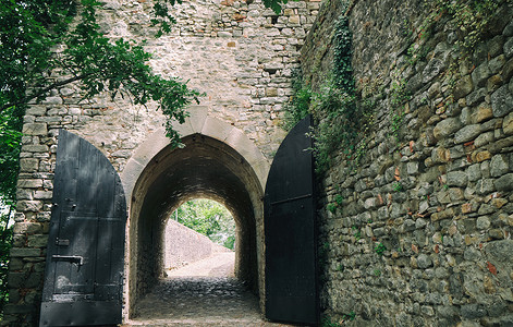 2021年6月，意大利伦巴第帕维亚 (Oltrepo Pavese) 丘陵地区小村庄扎瓦塔雷洛中世纪城堡的入口。
