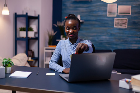 有创意的非洲女性在笔记本电脑上贴便签