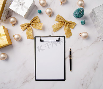 顶视图在一张白纸上写下新年目标、决议或购物清单。