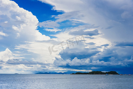 晴空和美丽的云彩和海滩d的图片
