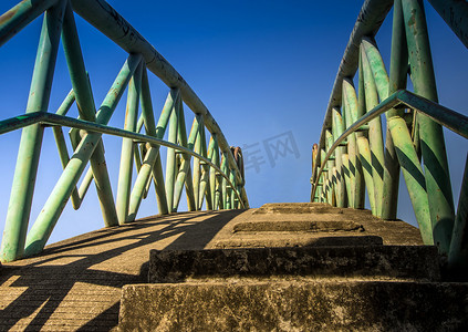 横跨护栏摄影照片_横跨运河的混凝土桥和坚固的桥轨