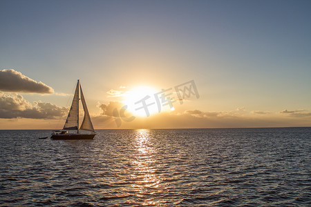 日落时分在热带海洋中的游艇