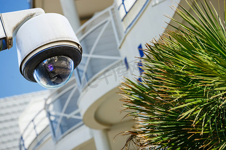 安全闭路电视摄像机或监控系统与现代豪华住宅模糊背景