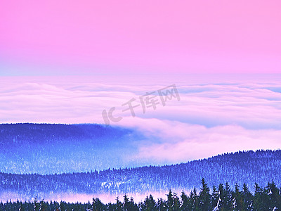 冬景色摄影照片_粉红色的橙色太阳从雾蒙蒙的冬山升起