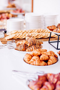 糕点、饼干和羊角面包、慈善活动中的甜点、奢侈品牌设计的假日背景横幅
