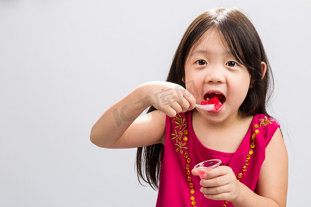 小孩儿吃东西摄影照片_孩子吃明胶甜点 / 孩子吃明胶甜点回来