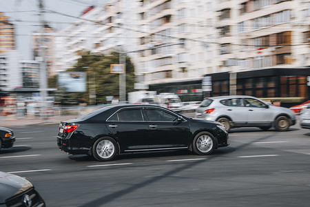 乌克兰，基辅 — 2021年7月16日：黑色丰田凯美瑞汽车在街上行驶。