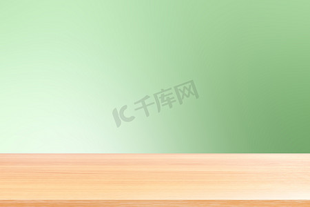 红色渐变摄影照片_渐变绿色软背景上的空木桌地板，木桌板空前彩色渐变，浅绿色渐变上的木板空白，用于展示产品或横幅广告