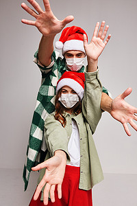 戴着医用口罩的男人和女人圣诞假期新年友谊