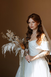 红色新娘摄影照片_穿着白色婚纱的红头发新娘女孩的画像