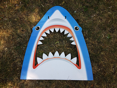 沙窝生焗鱼头肉摄影照片_草地上有牙齿的蓝色鲨鱼头
