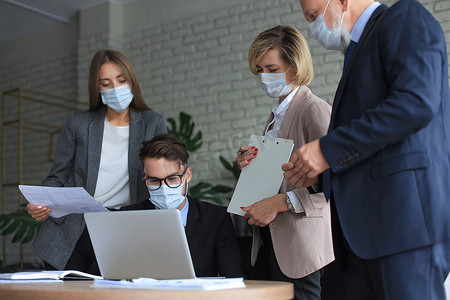 在冠状病毒流行期间，商务人士在会议上进行演示时戴着防护面罩。