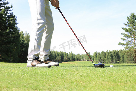 高尔夫球场在阳光明媚的日子用铁杆从球道上击球。