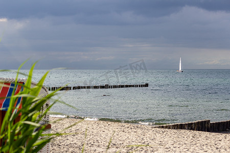 帆船海鸥摄影照片_波罗的海海滩，配有沙滩椅、芦苇、沙子、海鸥